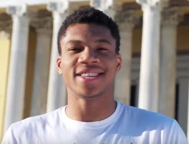 ΔΕΘ: Ο Γ.Αντετοκούμπο στέλνει μήνυμα για την ανακύκλωση στο περίπτερο των ΗΠΑ